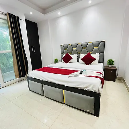 Hotel Seven Near Dlf Avenue